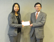 相片：晋升为高级财务经理的胡慧翘(左)获署理助理署长(财务)黄俊光颁授升职贺函。