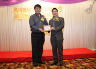 相片：副署长(屋邨管理)李国荣(右)与屋宇事务助理协会主席刘纬麒合照。