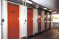 相片：1980年代的樂富邨，廁所和浴室環境已大為改善，門外更設獨立水錶。