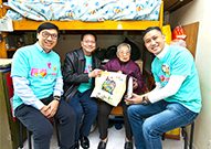 相片：張炳良教授(左二)聯同嘉賓，到富昌邨探訪一名90歲的獨居長者，送上賀年祝福和滿載食物、日用品的福袋。