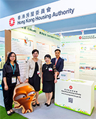 相片：環境局常任秘書長王倩儀(左二)參觀房委會的展覽攤位，與房委會同事合照。
