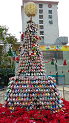 相片：麗閣邨的聖誕樹利用約千個不同顏色的鋁罐製成，色彩繽紛。