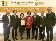 相片：房屋署副署长(发展及建筑)冯宜萱(中)代表房委会接受安全领导奖金奖。