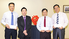 相片：副署長(屋邨管理)李國榮(左二)與獲擢升為總技術主任(建築工程)的同事合照。