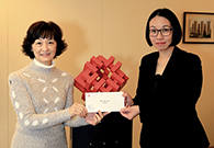 相片：副署长（发展及建筑）杨光艳（左）颁授升职贺函予获擢升为高级规划师的刘丽琪。