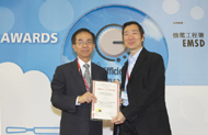 Photo: Chief Building Service Engineer of the Housing Department, Mr Ho Chi-shing (right), represents the Housing Authority to receive the certificates under the Hong Kong's Energy Efficiency Registration Scheme for Buildings from Deputy Director of Electrical and Mechanical Services / Regulatory Services, Mr Ho Kwong-wai.