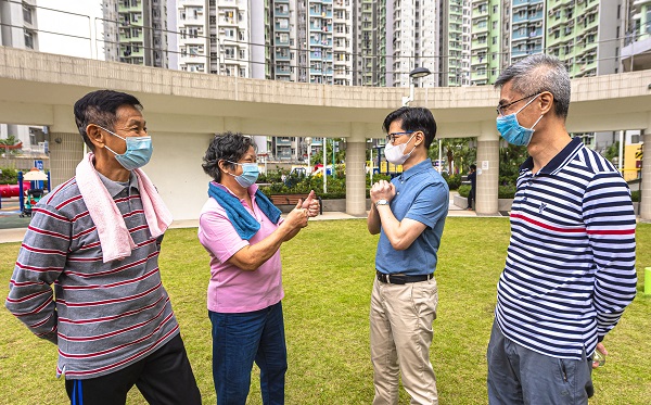 Photo: Deputy Director of Housing (Estate Management), Mr Ricky Yeung (second right) and Assistant Director (Estate Management) 1, Mr Ian Luk (first right) chat with elderly tenants about their daily life under the pandemic