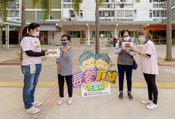 Photo: To remind elderly tenants to stay alert to the virus and send them HA's warm regards, we also partnered with the Oral Health Education Division of the Department of Health to bring them 'fortune bags' with epidemic protective material and oral health products before Chinese New Year.