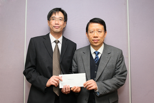 相片：晋升为首席技术主任(结构工程)的梁福财(左)获助理署长(工务)(一)林思尊颁授升职贺函。