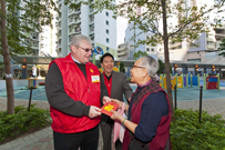 相片：栢志高向年長居民送上滿載祝福的紅封包。