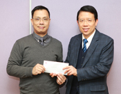 相片：晉升為高級工程督察的鄧杰明(左)獲助理署長(工務)(一)林思尊頒授升職賀函。