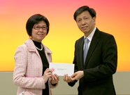 相片：晉升為總行政主任的葉郭小珊(左)獲公務員事務局一般職系處長陳念德頒授升職賀函。