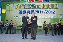 相片：署理助理署長(發展及採購)鍾金永(左)應邀為頒獎儀式主禮。
