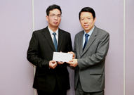 相片：晉升為工程督察的褚淵泉(左)，獲助理署長(工務)(一)林思尊頒授升職賀函。