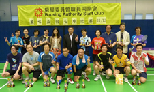 照片：副署長(策略)李麗儀(後排左五)、同樂會社交及體育小組主席麥毓明(後排中)與眾得獎球員合照。