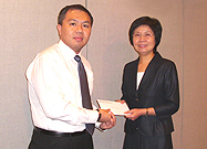 相片：晉升為合約財務經理的陳承輝(左)獲助理署長(財務)鄭妙玲頒授升職賀函。