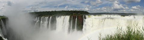 相片：位處巴西與阿根廷邊界的伊瓜蘇瀑布，屬世界最大瀑布之一。