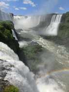 相片：雙彩虹呈現於氣勢磅礴的瀑布前。