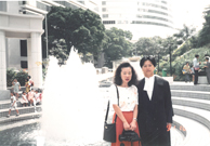 相片：王國興於1991年取得律師資格，與太太攝於高等法院外。