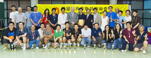 相片：署長栢志高(後排左八)、職員同樂會主席張建強(後排右八)與各得獎同事及來賓合照。