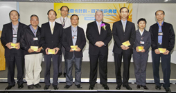 相片：房屋署署長栢志高(右四)與獲獎團隊的部分成員，在「心意卡」頒獎禮上合照。