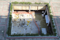 相片：停車場上蓋防水設施維修前的情況。