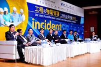 相片：在研討會的「業界座談會」上，嘉賓交流推廣有關工地安全的心得。
