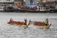 相片：房屋署龍舟隊(左)在東區龍舟競渡比賽時的英姿。