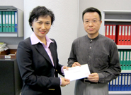 相片：晉升為合約高級法律主任的何滿文(右)獲助理署長(法律事務)忻林潔儀頒授升職賀函。