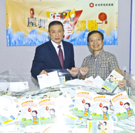 相片：房屋署物業管理總經理李揚道(左)及高級屋宇裝備工程師李焯明抽出各獎項得主。