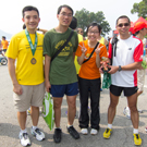 相片：隊際殿軍得獎健兒楊志明(右一)與其他房屋署健兒合照。