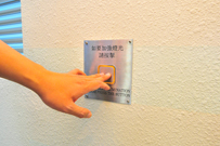 相片：有需要人士可按鈕啟動系統，調高降機大堂或走廊的照明光度。