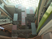 相片：商場中庭，攝於本年9月(左)及11月(右)。