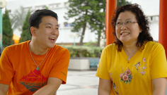 相片：居於廣福邨的李姑娘(右)和兒子，樂於參與義工活動，回饋社區。
