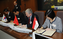 相片：運輸及房屋局常任秘書長(房屋)栢志高(右二)簽署協定，明年由香港房屋委員會主辦第十八屆「亞洲公共房屋機構研討會」。