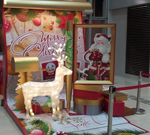 相片：梨木樹商場(左)及海麗商場的立體聖誕裝飾，吸引遊人拍照留念。