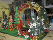 相片：美田商場(左)及彩德商場的布置繽紛奪目，洋溢聖誕氣氛。