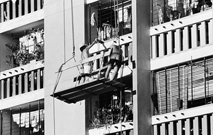 相片：攝於1975年和樂邨，工人站在「韆鞦架」上，為屋邨的外牆進行油漆工作。