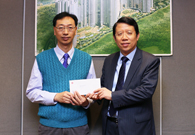 相片：晉升為首席技術主任(結構工程)的劉荷深(左)獲助理署長(工務)(一)林思尊頒授升職賀函。