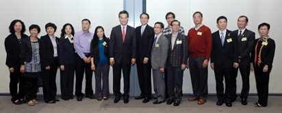 相片：行政長官梁振英(左七)親臨祝賀獲獎公務員。