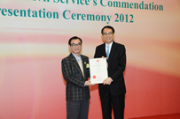 相片：房屋事務主任程在吐(左)接受公務員事務局局長鄧國威頒發獎狀。