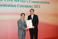 相片：高級工程督察蕭啟釗(左)接受公務員事務局局長鄧國威頒發獎狀。