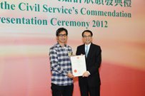 相片：技工李桂洪(左)接受公務員事務局局長鄧國威頒發獎狀。