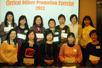 相片：助理署長(行政)黃惠芬(前排中)與獲擢升為文書主任的同事合照。