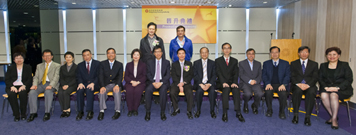 相片：副署長(屋邨管理)李國榮(前排右七)與部分晉升為高級管工的同事(站排)合照。