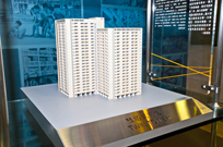相片：建築模型展示不同年代的公屋設計：第一型大廈(左)、雙塔式大廈(中)及近年「因地制宜」而建的非標準設計的屋邨。