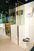 相片：模擬單位展示不同年代公屋廁所設計的分別。