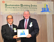 相片：房屋署署長栢志高(右)接受香港品質保證局主席莫國和教授頒發「樓宇可持續發展指數驗證標誌」。