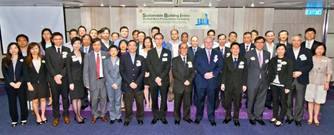 相片：栢志高(前排右六)與房委會同事、獲驗證標誌之屋邨代表及香港品質保證局嘉賓合照。