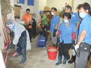 相片：麗安邨的清潔員工進行化學物品洩漏的緊急演習。